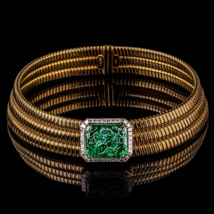 choker with tubular gold setting, 38-carat engraved emerald and diamonds